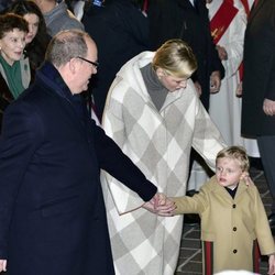 Alberto II, Charlene y Jacques de Mónaco en la celebraciones de Santa Devota