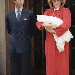 El Príncipe Carlos y Lady Di con el Príncipe Harry en su presentación