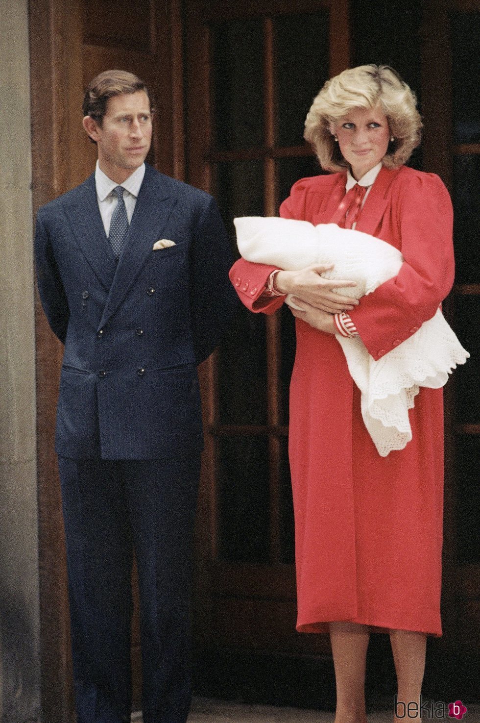 El Príncipe Carlos y Lady Di con el Príncipe Harry en su presentación