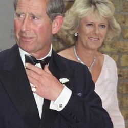 El Príncipe Carlos y Camilla Parker en un acto benéfico en Londres
