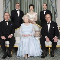 La Reina Isabel y el Duque de Edimburgo con sus cuatro hijos en sus bodas de diamante