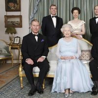 La Reina Isabel y el Duque de Edimburgo con sus cuatro hijos en sus bodas de diamante