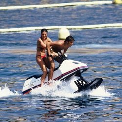 Estefanía de Mónaco y Anthony Delon en una moto de agua