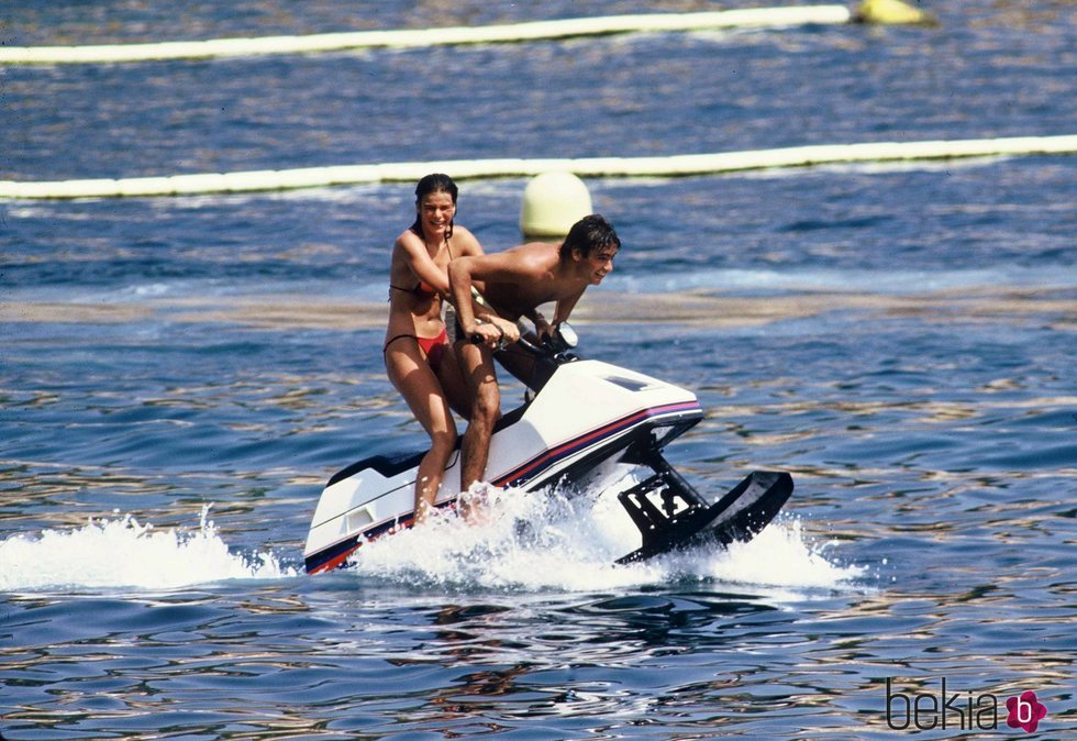 Estefanía de Mónaco y Anthony Delon en una moto de agua