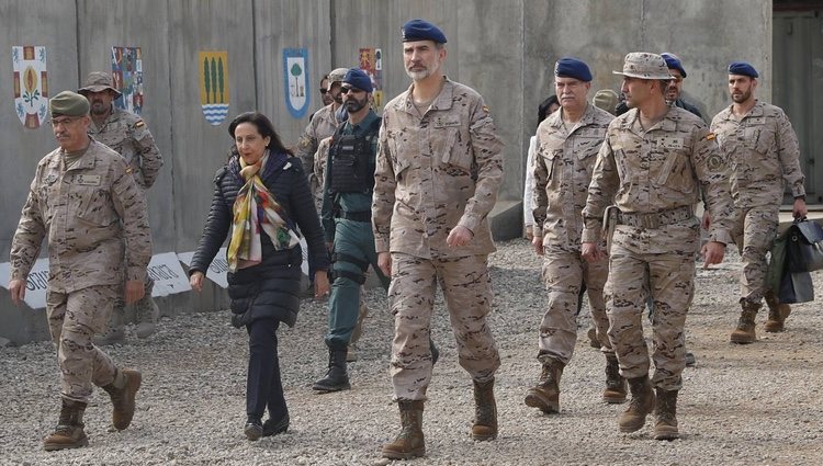 Felipe VI pasa revista a las tropas españolas destinadas en Irak