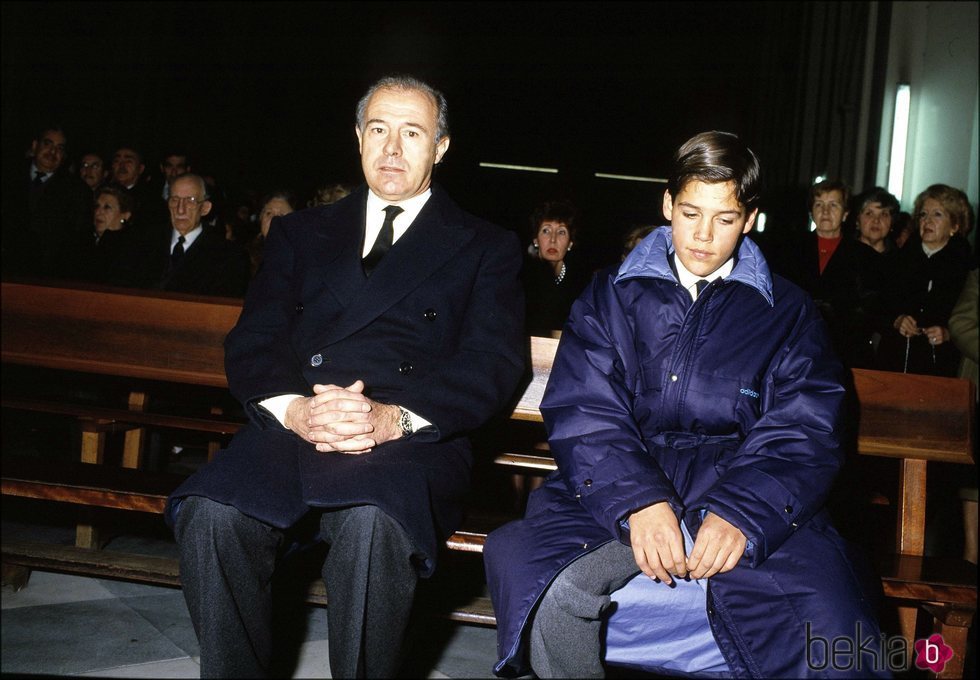 Alfonso de Borbón y su hijo Luis Alfonso en el funeral de Carmen Polo