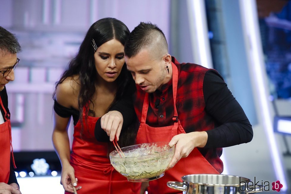 Cristina Pedroche y David Muñoz cocinando juntos en 'El Hormiguero'