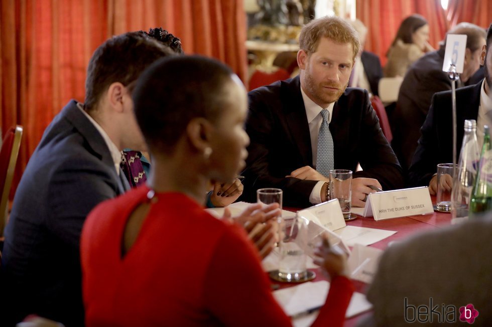El Príncipe Harry como Embajador Juvenil de la Commonwealth durante una reunión