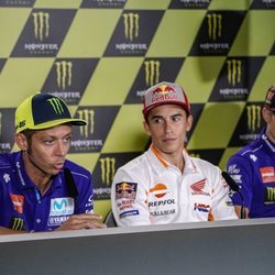 Marc Márquez y Valentino Rossi durante una rueda de prensa en el Gran Premio de la República Checa
