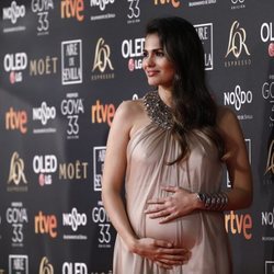 Sara Sálamo se toca la tripita de embarazada en la alfombra roja de los Premios Goya 2019