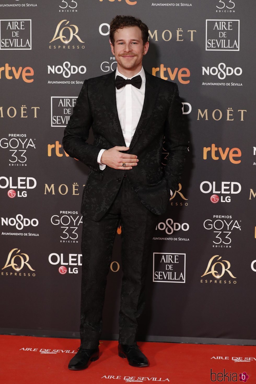 Álvaro Cervantes en la alfombra roja de los Premios Goya 2019