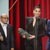 Carolina Yuste recogiendo su premio en los Goya 2019