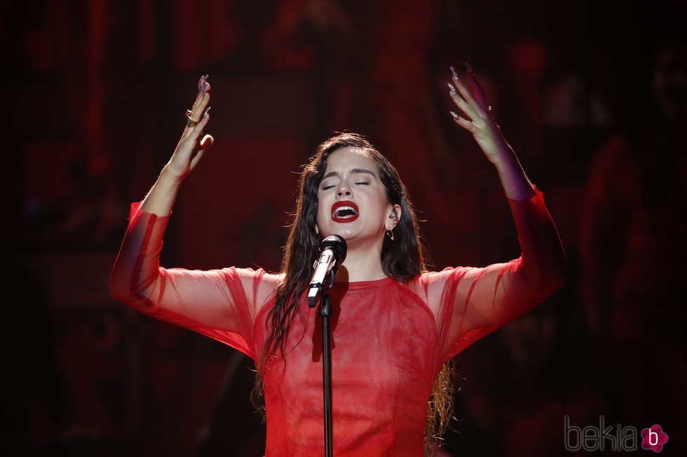 Rosalía es fotografiada durante su actuación en los Premios Goya 2019