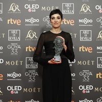 Isabel Peña posa con su estatuilla en los Premios Goya 2019