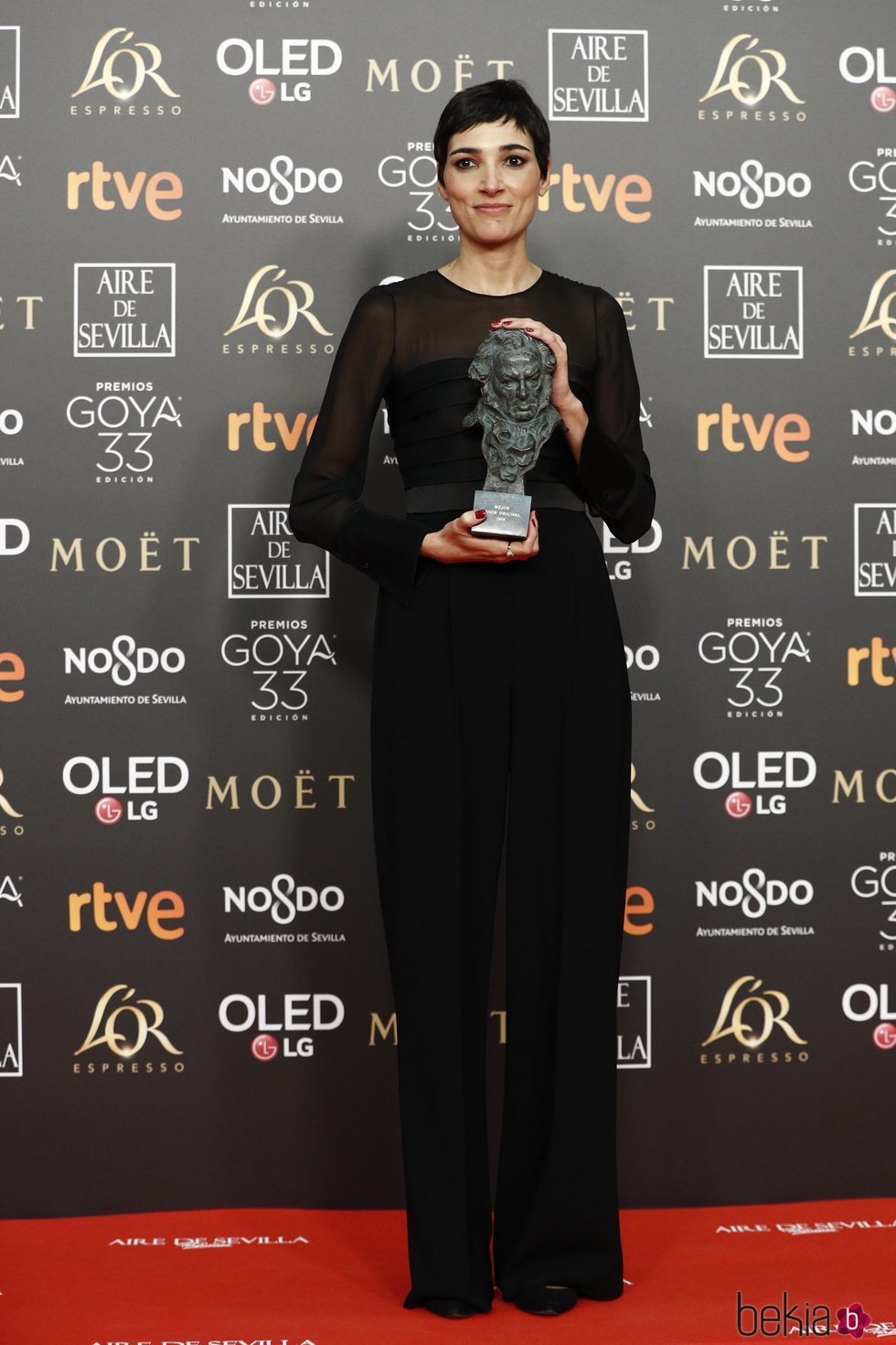 Isabel Peña posa con su estatuilla en los Premios Goya 2019