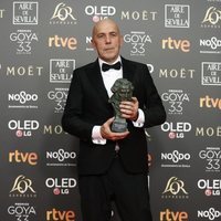 Josu Inchaustegui posa con su estatuilla en los Premios Goya 2019