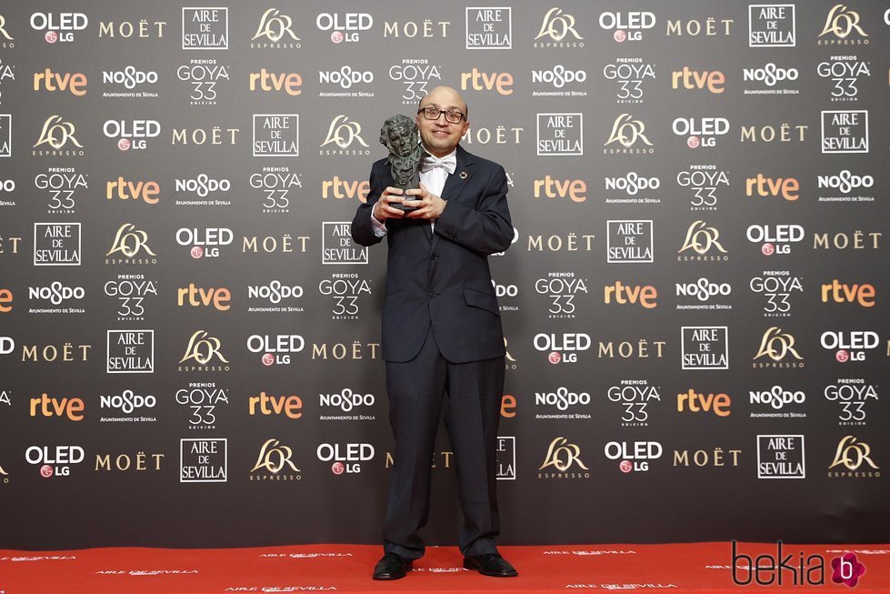 Jesús Vidal posa con su estatuilla en los Premios Goya 2019