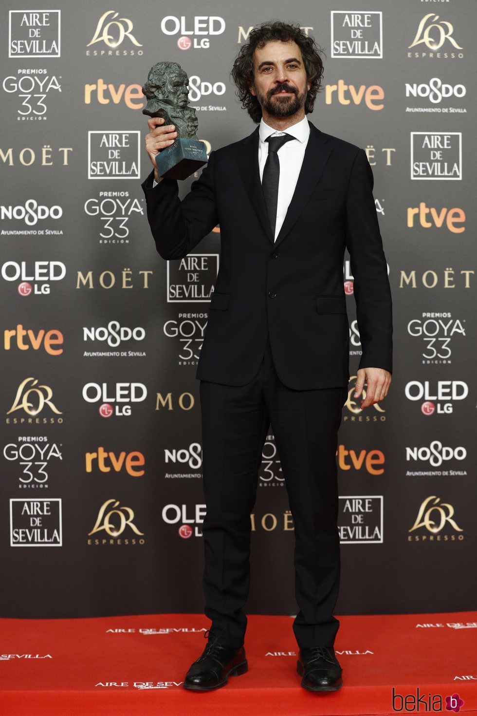 Álvaro Brechner posa con su estatuilla en los Premios Goya 2019