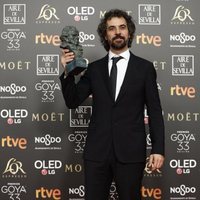 Álvaro Brechner posa con su estatuilla en los Premios Goya 2019