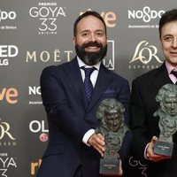 Roberto Fernández y Alfonso Reposo posan con sus estatuilla en los Premios Goya 2019
