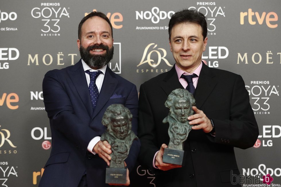 Roberto Fernández y Alfonso Reposo posan con sus estatuilla en los Premios Goya 2019