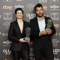 Laura Pedro y Lluís Rivera posan con sus estatuillas en los Premios Goya 2019