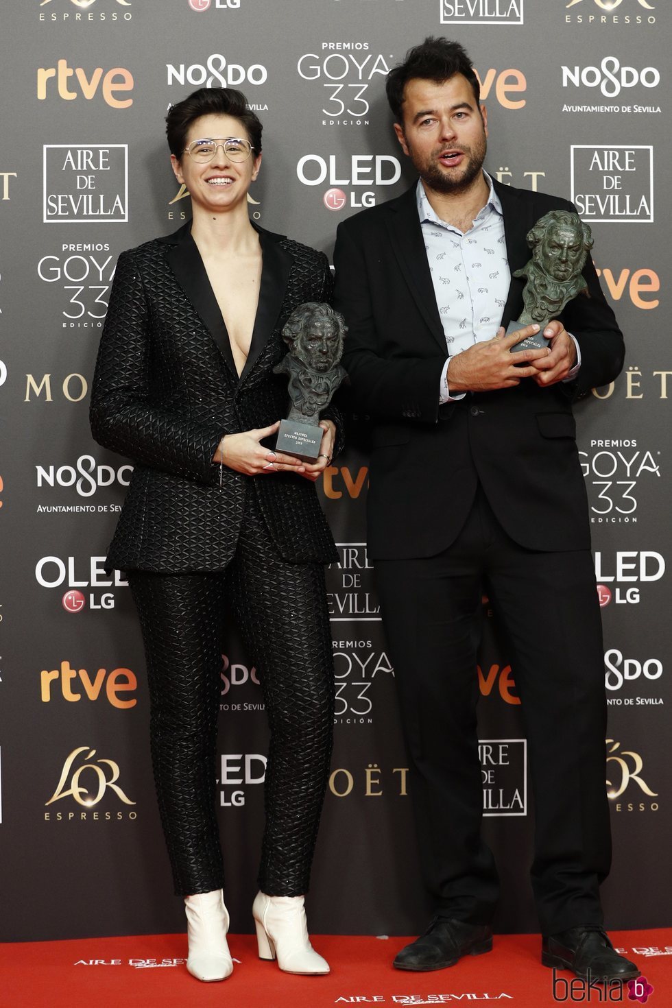 Laura Pedro y Lluís Rivera posan con sus estatuillas en los Premios Goya 2019