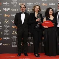 Elenco 'Cerdita' posa con su estatuilla en los Premios Goya 2019