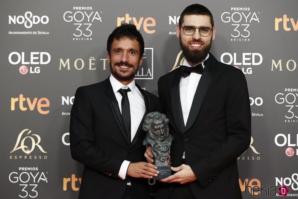 Carlos Bover Martinez y Julio Perez posan con sus estatuillas en los Premios Goya 2019