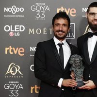 Carlos Bover Martinez y Julio Perez posan con sus estatuillas en los Premios Goya 2019