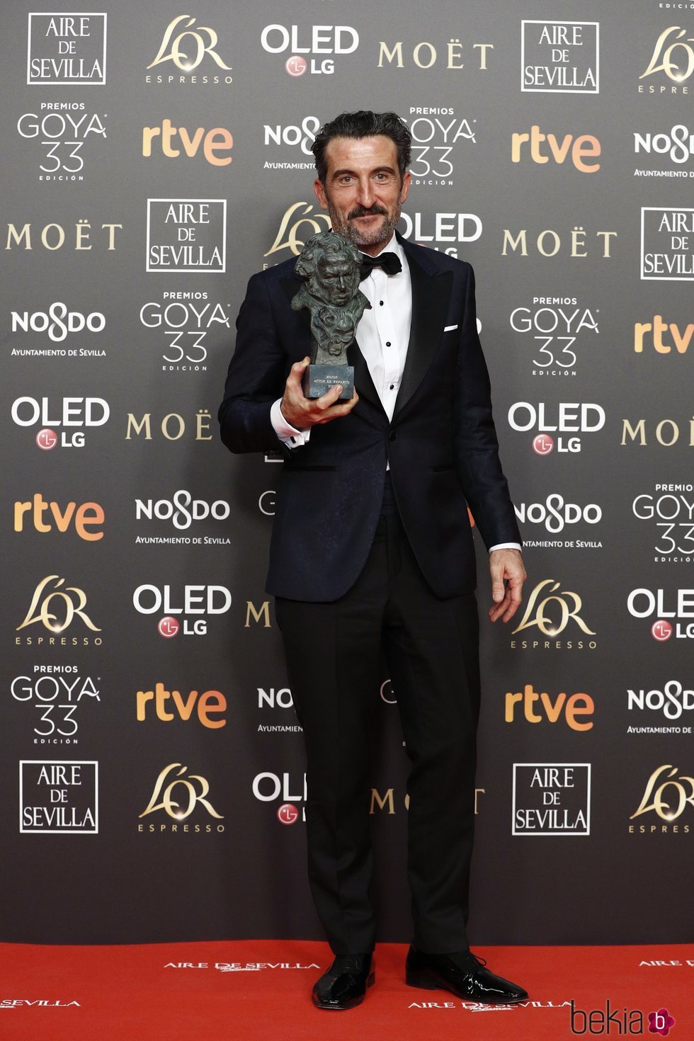 Luis Zahera posa con su estatuilla en los Premios Goya 2019