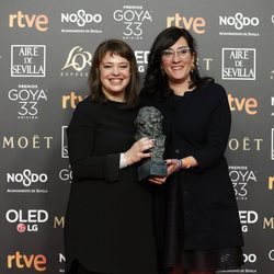 Ewa Puszczynska posa con su estatuilla en los Premios Goya 2019