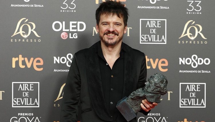 Coque Malla con su estatuilla en los Premios Goya 2019