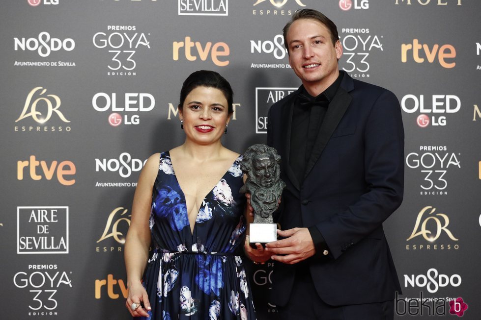 Nicolas Celis y Gabriela Rodriguez con su estatuilla en los Premios Goya 2019