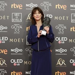 Clara Bilbao con su estatuilla en los Premios Goya 2019