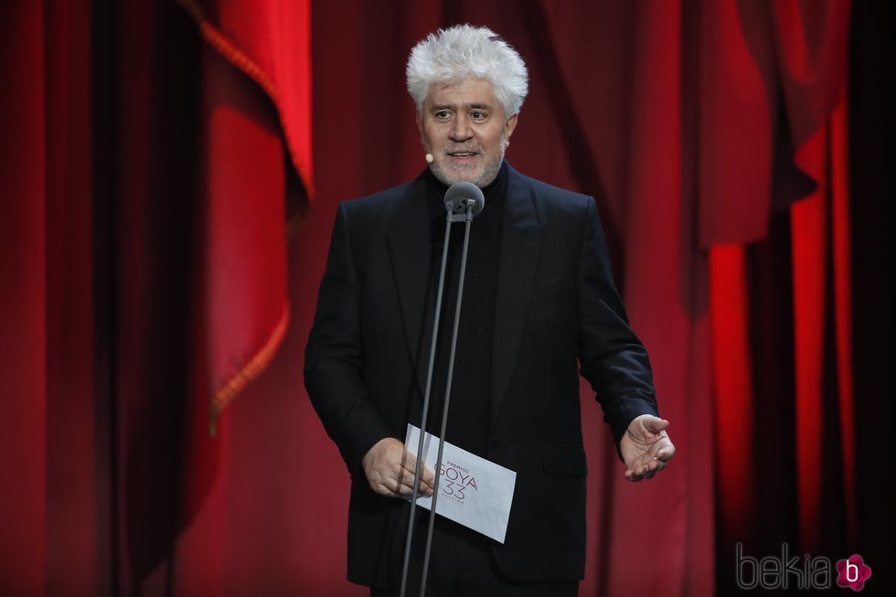 Pedro Almodóvar entregando uno de los galardones en los Premios Goya 2019