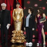 Pedro Almodóvar con Rossy de Palma, Julieta Serrano y Loles León en los Premios Goya 2019