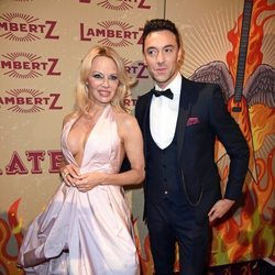 Pamela Anderson y Maxime Dereymez en el evento de Rockin Chocolate