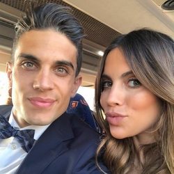 Marc Bartra y Melissa Jiménez en una foto selfie