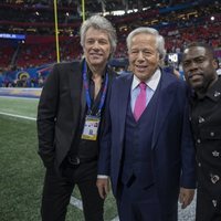 Jon Bon Jovi, Robert Kraft y Kevin Hart en la Super Bowl 2019