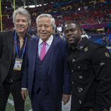 Jon Bon Jovi, Robert Kraft y Kevin Hart en la Super Bowl 2019