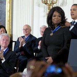 Oprah Winfrey recibiendo la Medalla Presidencial de la Libertad