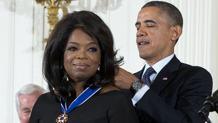 Oprah Winfrey recibiendo la Medalla Presidencial de la Libertad