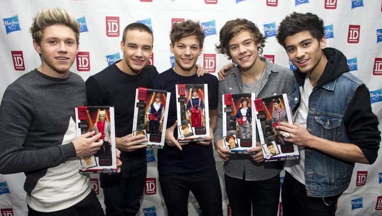 Los integrantes de One Direction con sus respectivos muñecos