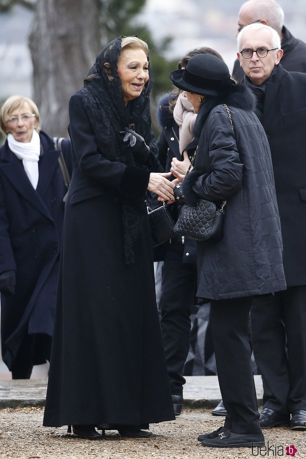 Farah Diba en el funeral del Conde de París
