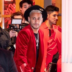 Neymar con muletas en su fiesta de cumpleaños