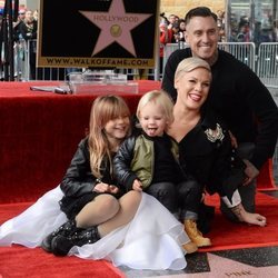 Pink junto a su familia en el paseo de la fama de Hollywood