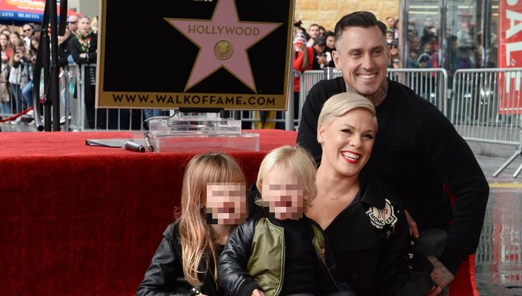 Pink junto a su familia en el paseo de la fama de Hollywood