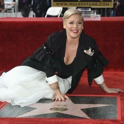 Pink tumbada en el paseo de fama de Hollywood