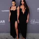 Kourtney y Kim Kardashian en la gala amFAR 2019